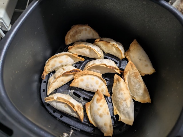 【アイリスオーヤマ 過熱水蒸気エア フライヤー FV-M30A-C】揚げ餃子のように皮がカリッと仕上がりました！お弁当にも良さそうです◎