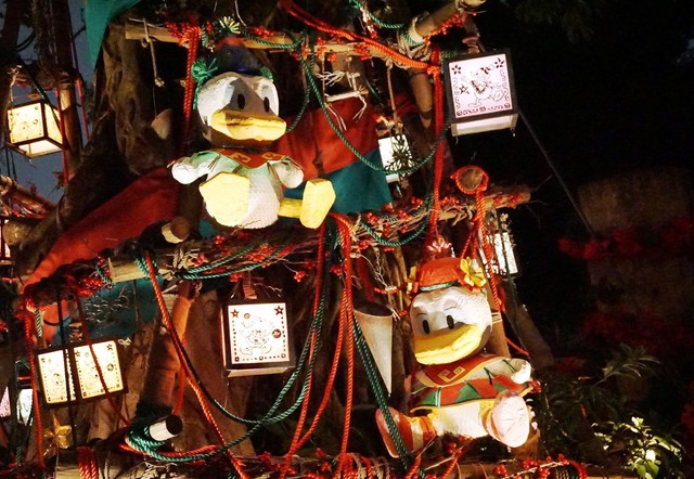 ツリーにはドナルドとデイジーの姿も