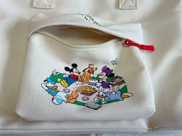 正面にファスナーポケットつき