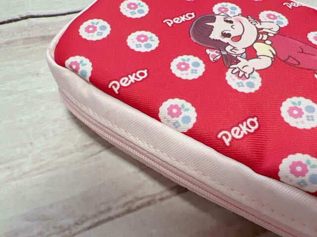 レッド×淡いピンクのガーリーな色合わせがキュート♪