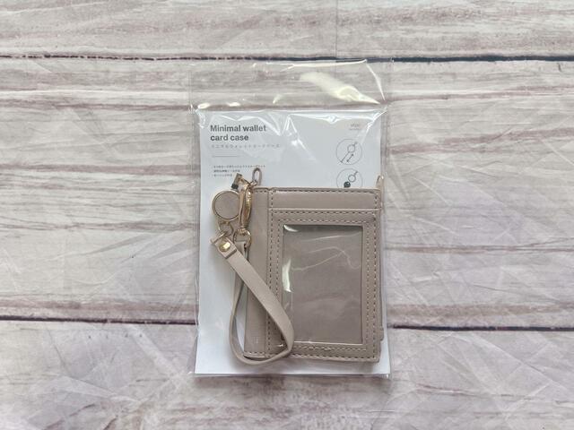 「3COINS（スリーコインズ）」の「ミニマルウォレットカードケース」税込550円