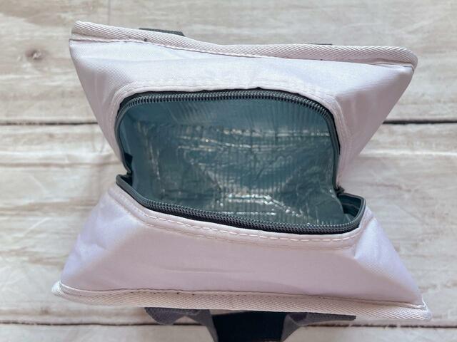 内側は保冷機能付きの素材