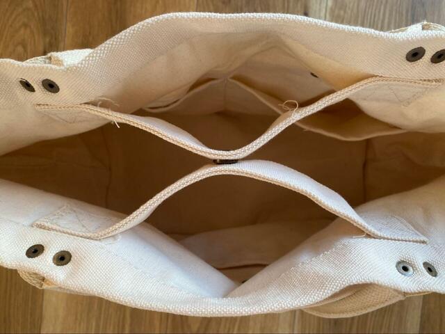 【ニトリ マルチポケットトートバッグ M】ポケットは外側に5つ、内側に3つ付いています