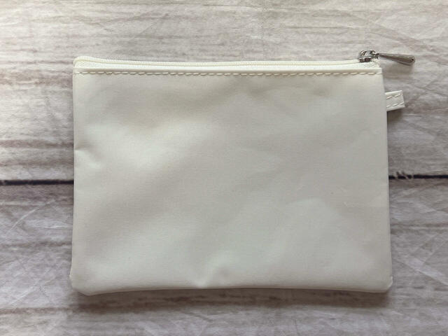 バックは装飾がないシンプルなデザイン