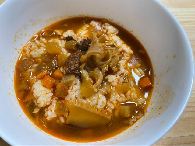 【まいばすけっと パパッと具沢山グルメ ユッケジャンクッパの素】味がしっかり染みた野菜や牛すじがたっぷり