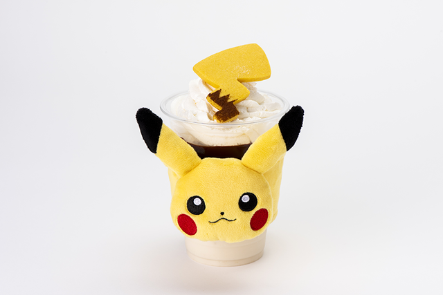 ピカチュウしっぽのチョコバナナフラッペと「ドリンクスリーブ Pokémon Cafe ピカチュウ フェイス」のセット