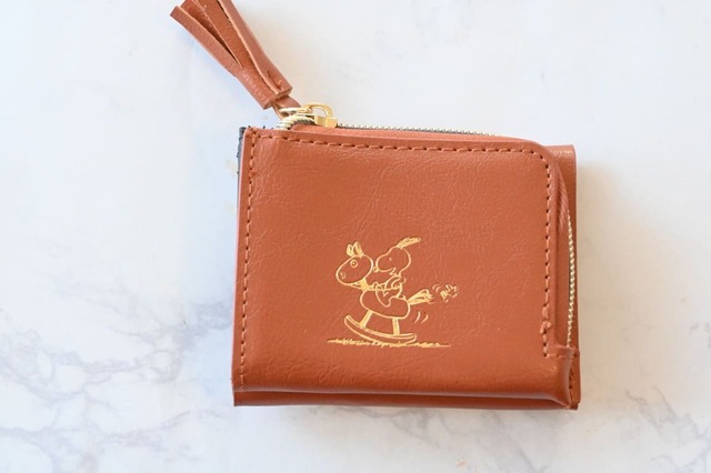 【『SNOOPY YEAR OF THE HORSE MINI WALLET BOOK BROWN』（宝島社）】2026年の干支である「午」をモチーフにしたとってもかわいいお財布