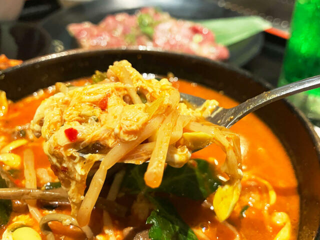 ユッケジャンスープはとにかく具だくさん！ 辛みと旨みのバランスも絶妙で、お肉にも最高に合います。