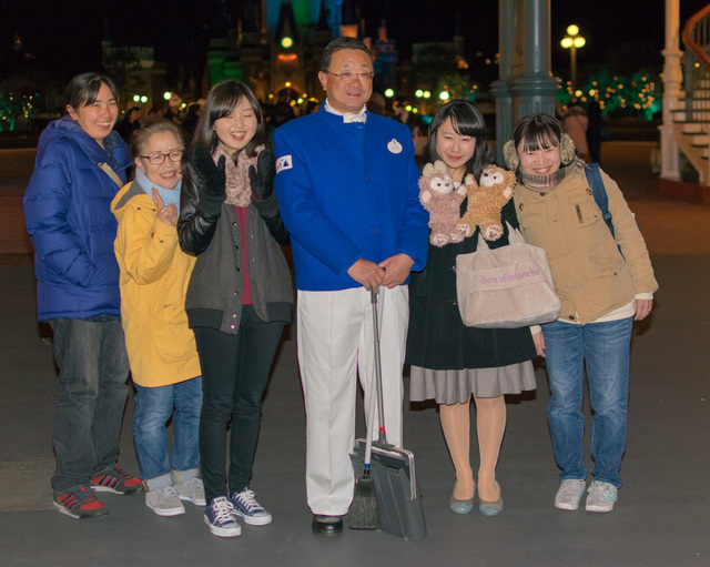 カストーディアル姿の上西社長｜TDLサンクスデー2016