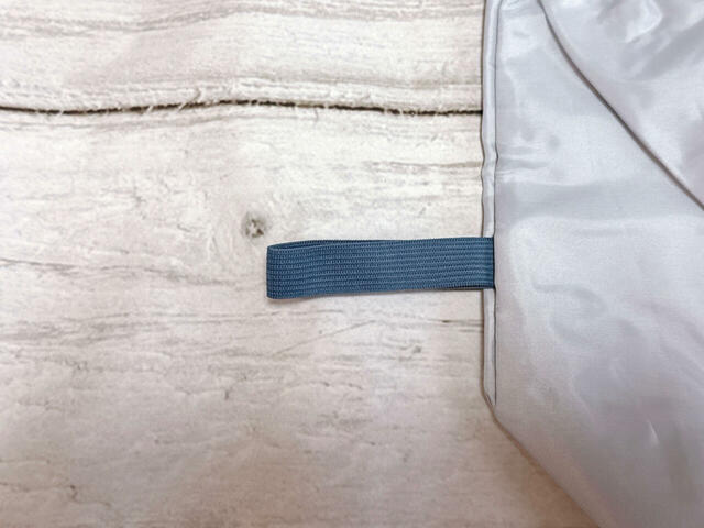 【Coleman付録：撥水加工バッグ】本体左下にはゴムバンドが付いており、折りたたんで留めればコンパクトにまとめることができます