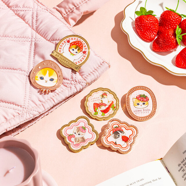 【mofusand「MERCI STRAWBERRY」】トレーディングミニメタルバッジ(全6種)単品各770円/BOX4,620円(税込)
