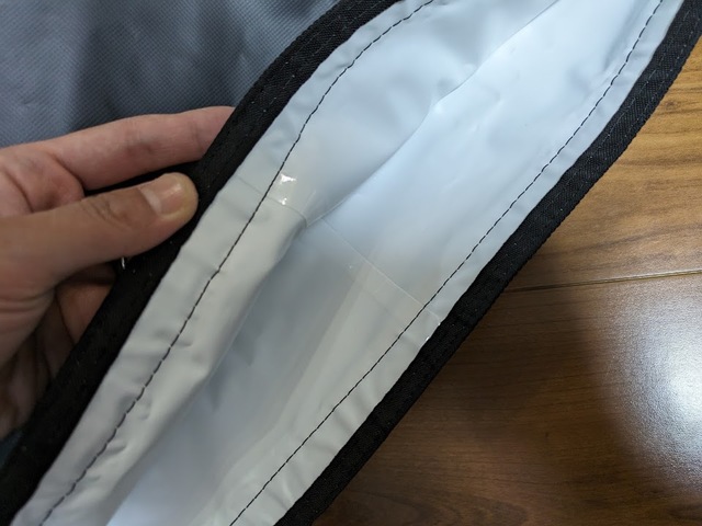 【ワークマン 防水サーモリュック】内側は白色で、二重構造で断熱される仕様