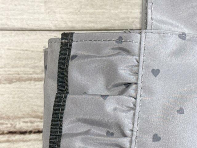 素材はポリエステル。厚手でしっかりとした生地