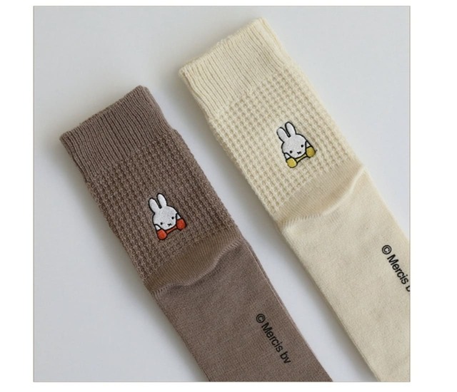 【ミッフィー×靴下屋】「ミッフィーワッフル刺繍ソックス」1,870円/毛混素材でふんわり、あたたかなのもポイント