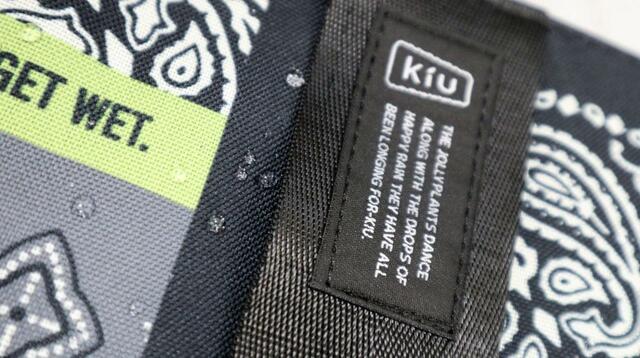 【KiU エチケットポーチ】600デニールの厚手ポリエステル生地に撥水加工もばっちり