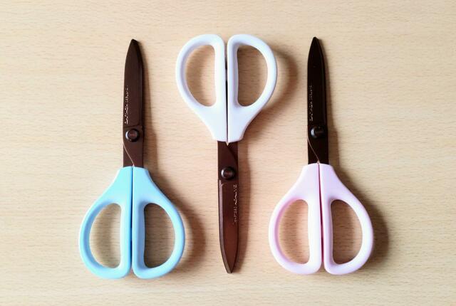 【コクヨ　サクサ チタングルーレス刃 ハサミ　3本　1598円】カラーバリエーションは水色、白、桃色の3色