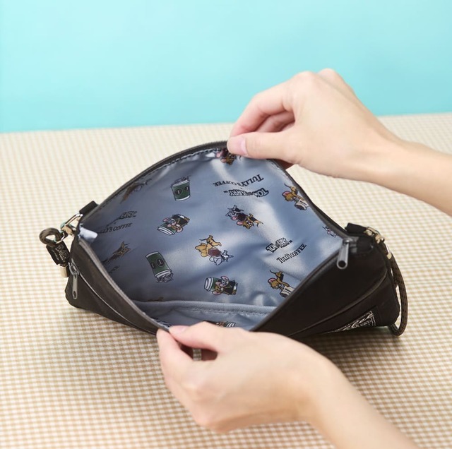 【トムとジェリー×タリーズコーヒー】「トムとジェリー デイリーサコッシュ」　3,620円／内生地はキャラクターの総柄