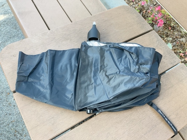 【3COINS 晴雨兼用折傘持ち手カラビナ】一般的な折りたたみ傘と同じようにスムーズに開閉し、畳めます