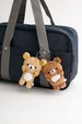 【リラックマ「チャイロイコグマのくまきゅんDays」】「ぶらさげぬいぐるみ」各2,200円／お揃いのがおぉポーズがかわいい！