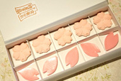 俵屋吉富/干菓子桜とはなびら(1.274円)