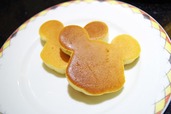 ディズニーアンバサダーホテル「シェフ・ミッキー」朝食メニュー|ミッキー型のパンケーキ