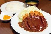 洋食 KOBAYA(新宿御苑前) メンチカツ(ライス・みそ汁・お新香付) 850円 丸一日かけて作られるデミグラスソースがたっぷり。肉が多いのでがっつりいただける。