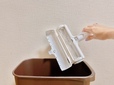 【PACPAK ぱくぱくローラー】本体中央にあるボタンを押して蓋を開けるとゴミがたくさん。そのままポイッと捨てることができます