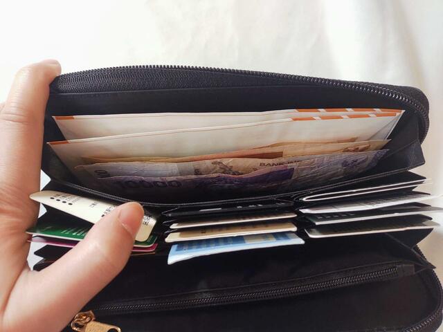 宝くじ、海外のお札を入れてみた