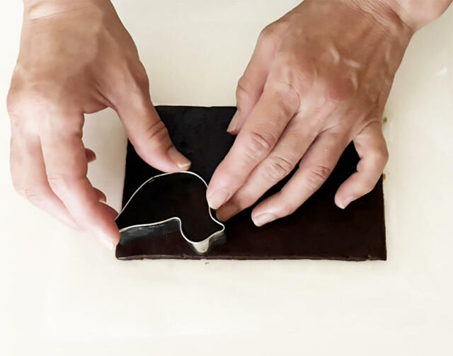 シート状のクッキー生地をカットするところ