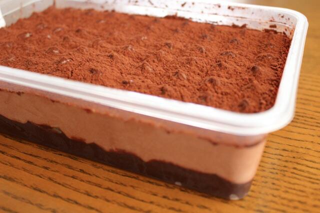 【ロピア　魅惑のチョコムースケーキ　1個　777円】表面にはココアパウダーがかかっています