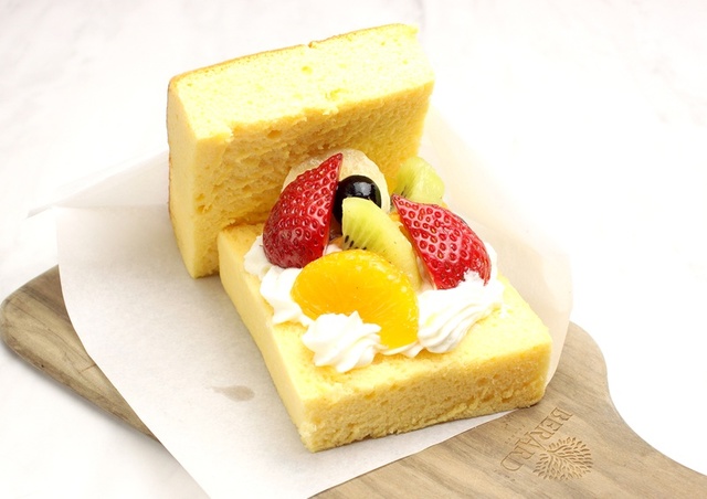 食べ歩き　台湾カステラバーガー　ミックスフルーツ 　￥480円～