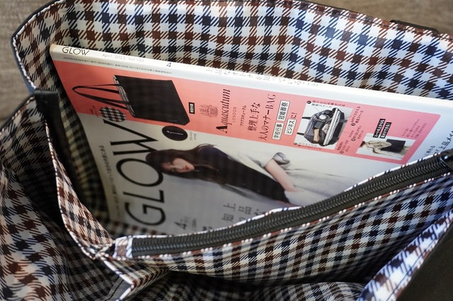 【『GLOW（グロー）4月号』付録「Aquascutum（アクアスキュータム）」トートバッグ】GLOW本誌も入るサイズ