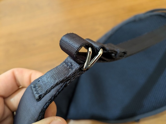 【GU　スリングショルダーバッグ】ショルダーベルトは長さ調節が可能です（最短55～最長110cm）