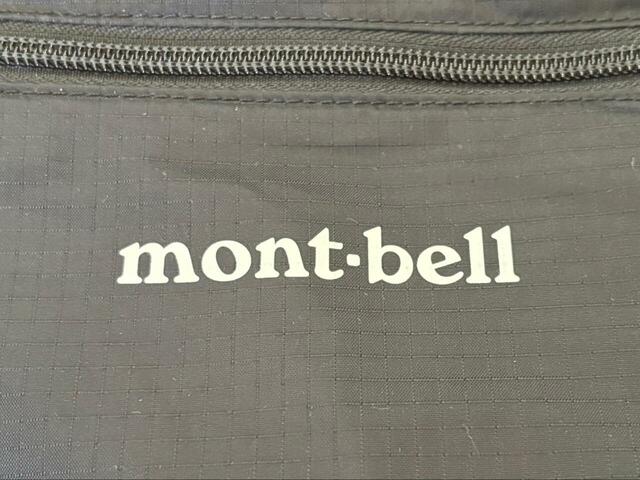 【モンベル　ポケッタブル　ライトショルダーL】デザインは表のポケット部分に白字でロゴが入っているのみ。シンプルです