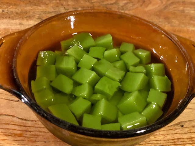 【カルディ つぶあん入り 宇治抹茶の寒天】まずは抹茶寒天を器に盛り付けます。シロップの量はお好みで