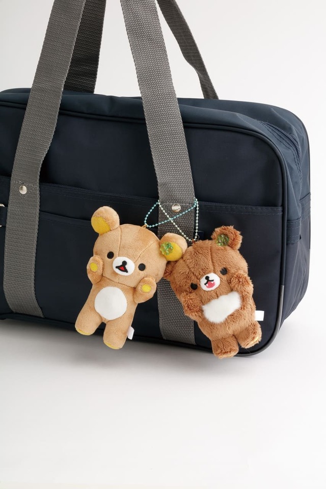【リラックマ「チャイロイコグマのくまきゅんDays」】「ぶらさげぬいぐるみ」各2,200円／お揃いのがおぉポーズがかわいい！