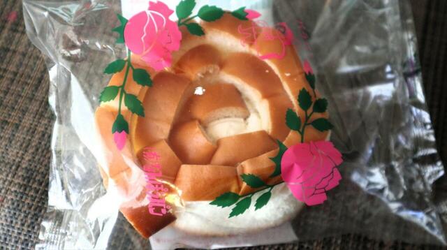 【島根グルメ：なんぽうパン バラパン】山陰地方の一部などでは古くから法事であんぱんを配る風習があり、バラパンはパッケージからしてその文化を彷彿させます