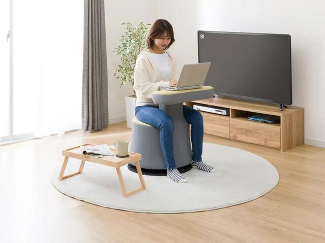 「ニトリ 回転ゲーミング椅子」背もたれがテーブルに早がわり