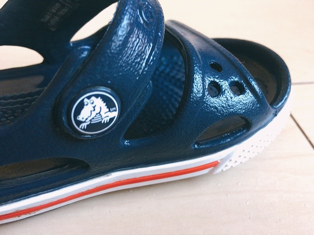 【クロックス サンダル】ワニのおなじみのロゴがかわいい