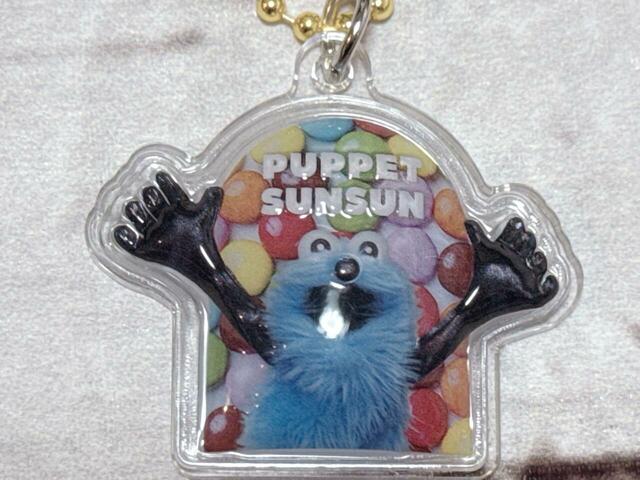 カラフルなキャンディ柄の背景が、スンスンらしいポップな雰囲気でかわいい♪