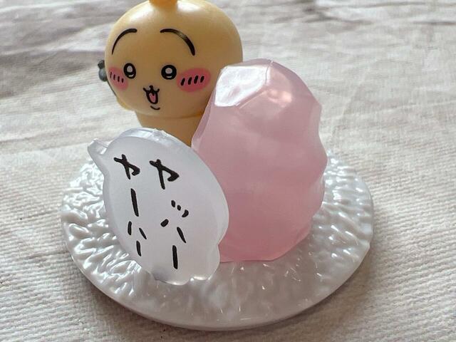 ぱっと見ただ石を削っているように見えますが、このローズクォーツのような石は元はちいかわ族という闇深さ。気になった方はちいかわの単行本、6巻に収録されている拾魔編をチェックしましょう!