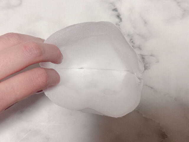 中表にした状態で本体の表布に内布を入れます