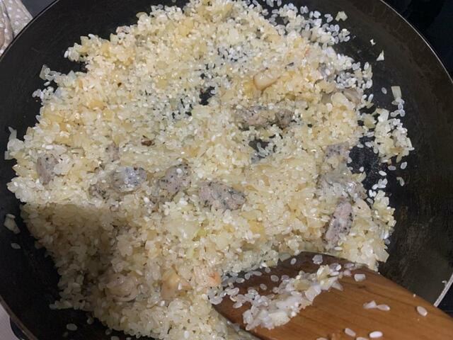 【アイリスオーヤマ グリルなべricopa】玉ねぎのみじん切り、米、トマトは炒めて加える