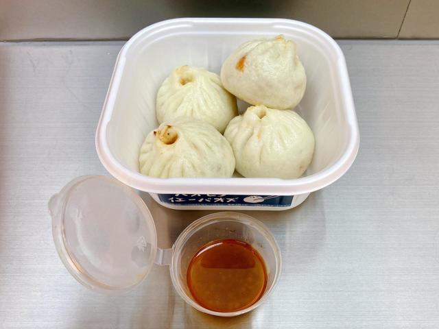 甘酸っぱいソースを付けて食べる