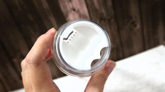 【セリア ドリンクボトル500 】飲み口となる中フタは白、この部分の耐熱温度は120℃