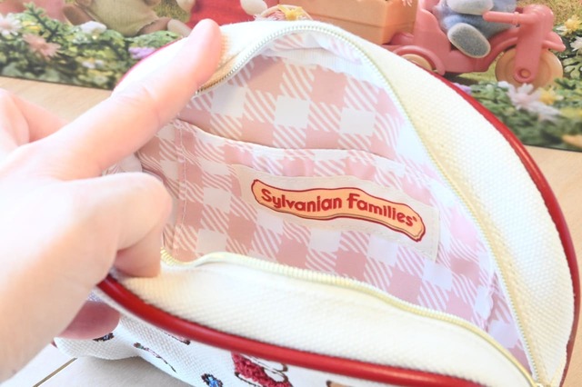 【シルバニアファミリー展40th】「サガラ刺繍ポーチ」2,500円/トートバッグとお揃いの内生地。内ポケットもついています。