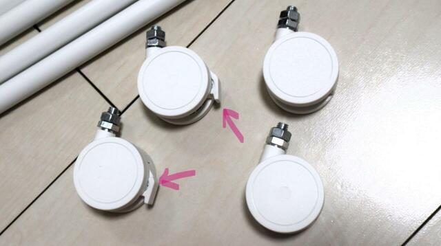 【tower 引き出せる キャスター付き シューズラック】4つのうち2つのキャスターにはロック用の爪が付いています