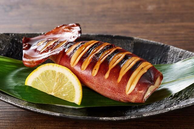 「イカの姿焼き」＜期間：2025年10月7日～12月8日＞【紅ずわいや牡蠣、ホタテやうなぎも食べ放題！「カルビ一丁」で“焼肉”＆“海鮮”を食べ放題で楽しめる特別企画スタート！】