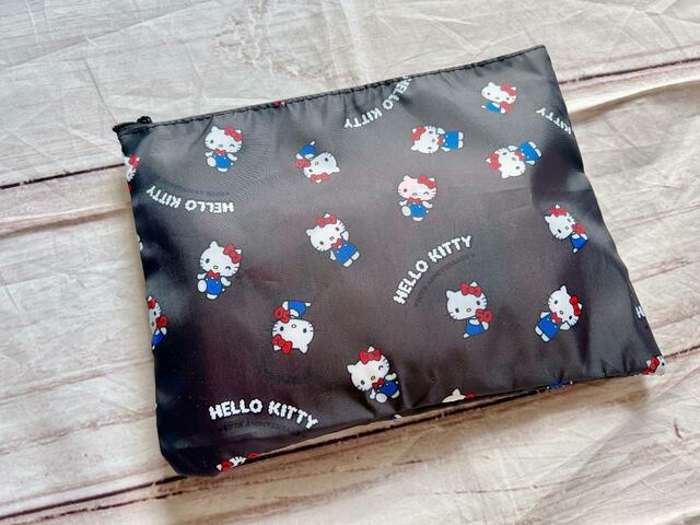 トートバッグは畳めばポーチに収納できます。持ち歩いてエコバッグとして使っても◎