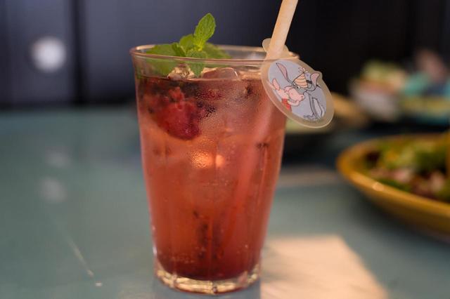 <イーヨー>ベリーソーダ 979円